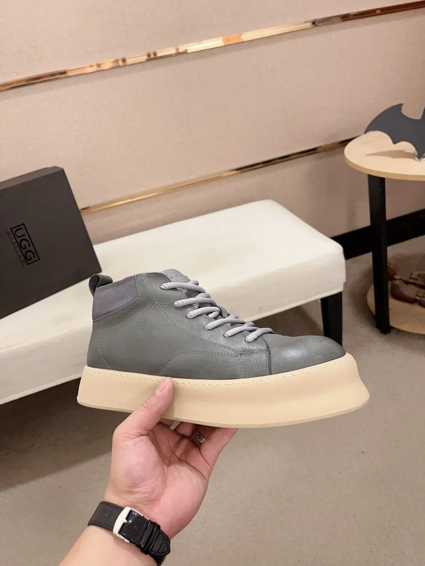 Factory price: 740💰North American men's shoes Ugg ☃️In the special sale of new high-quality men's shoes snow boots in autumn and winter, the nemesis of extreme cold weather! Made of cowhide leather, merino wool lining, and original outsole, whether driving, outdoor or daily wear, there is always one that suits you! Code number 39-44